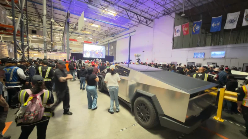 Tesla-employee-rally-800x450.webp Tesla-employee-rally-800x450.webp